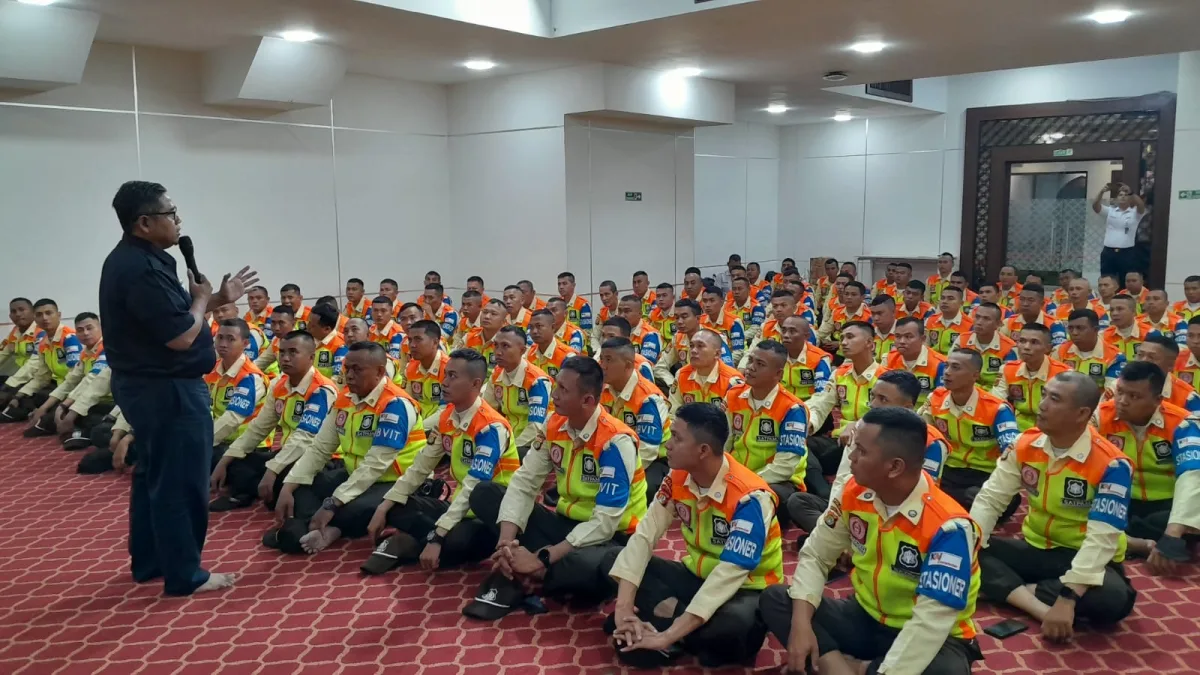 Sigap di Dalam KRL, Petugas KAI Services Bantu Penumpang Melahirkan