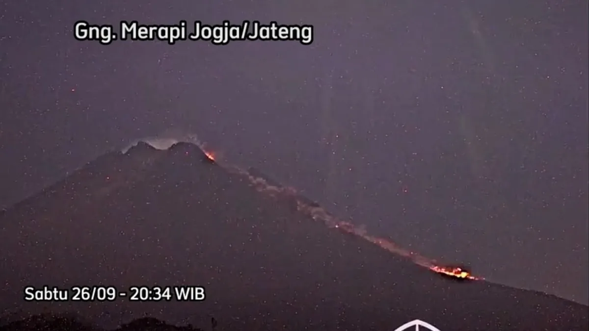 Gunung Merapi Muntahkan Awan Panas 2.000 Meter, Status Siaga III