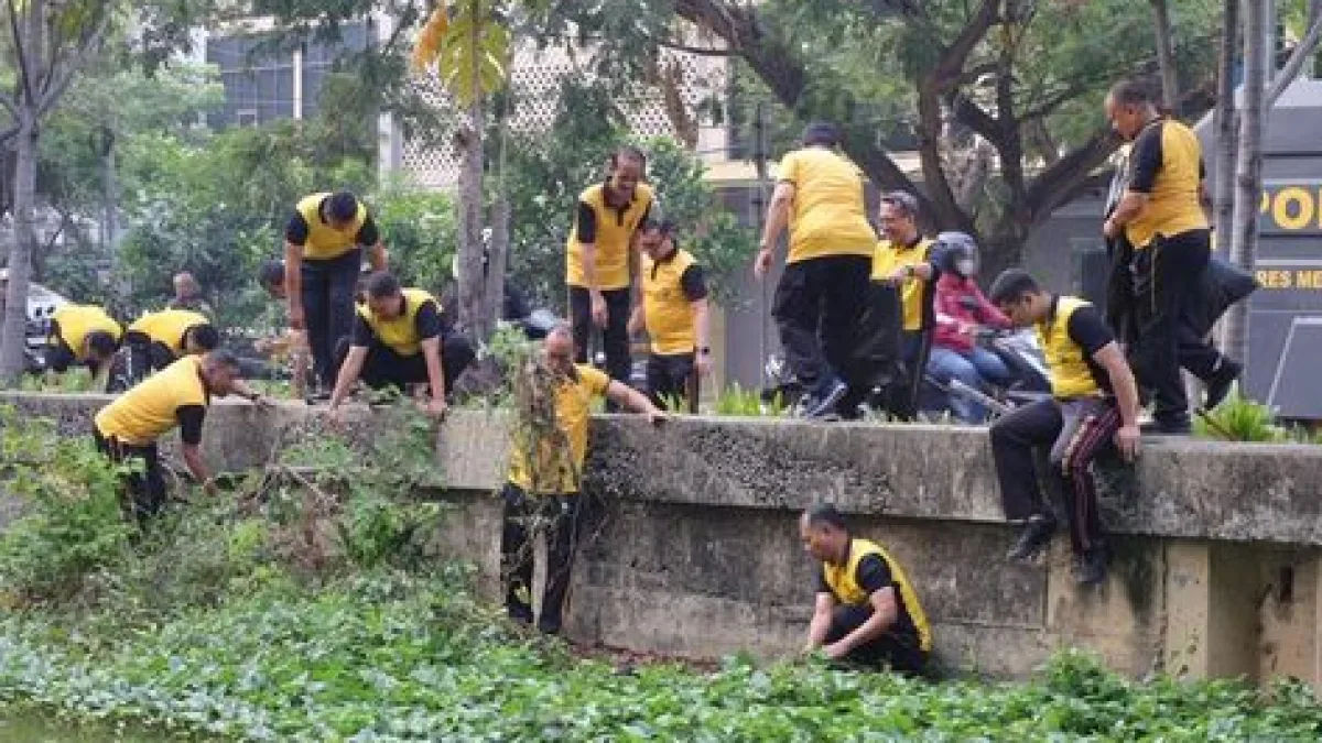 Terapkan Green Policing, Polres Bekasi Kota Bersihkan Kali Baru dari Sampah
