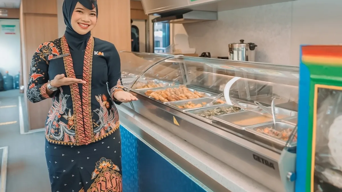 Makan ala Warteg Kini Bisa di Atas Kereta Api Batavia, Ada Kerupuk Kaleng!