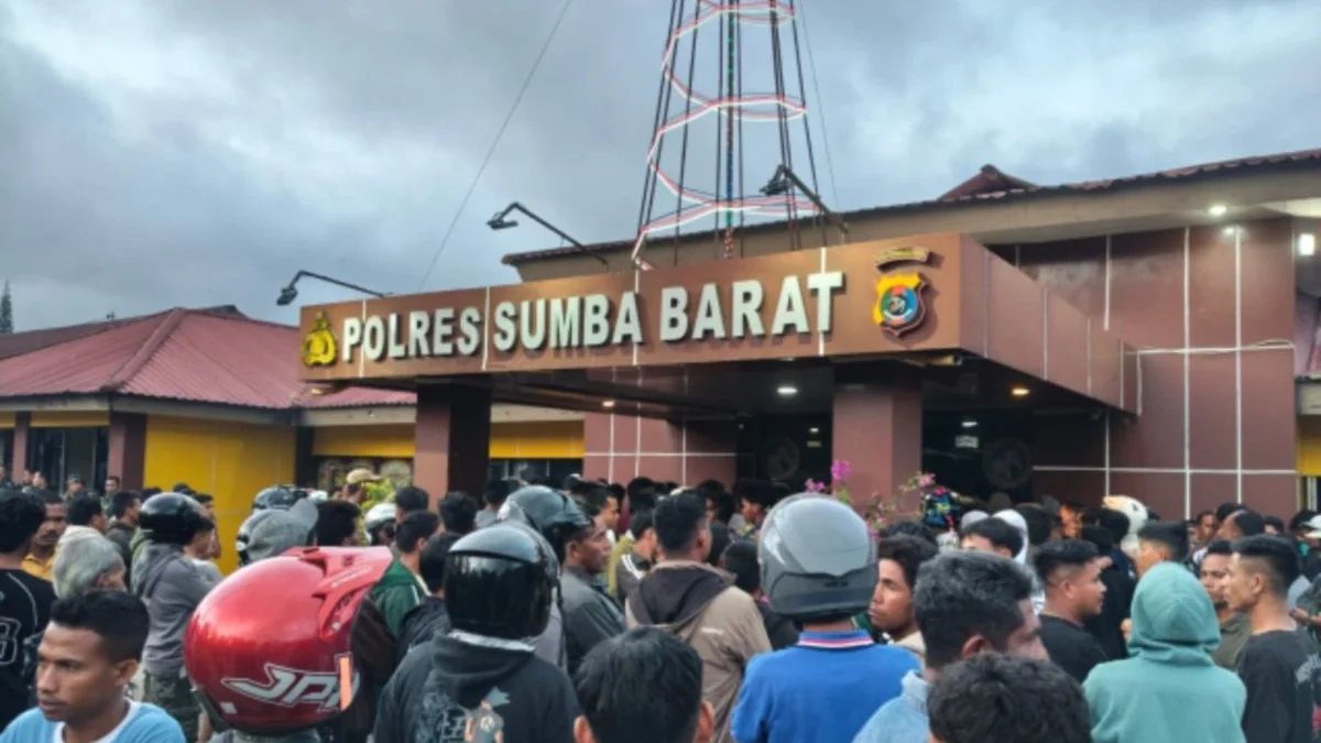 Penembakan Warga Berujung Amuk Massa, Polres Sumba Barat Rusak dan Mobil Dibakar