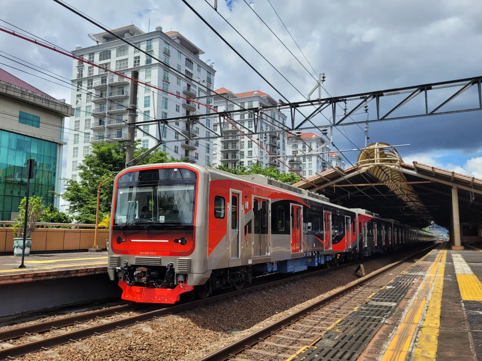 Demi Keandalan KRL, KAI Properti Rutin Rawat Jaringan LAA