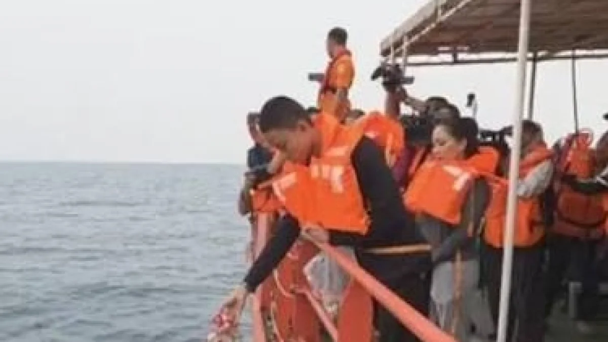 Keluarga Jurnalis iNews Tabur Bunga di Selat Sunda