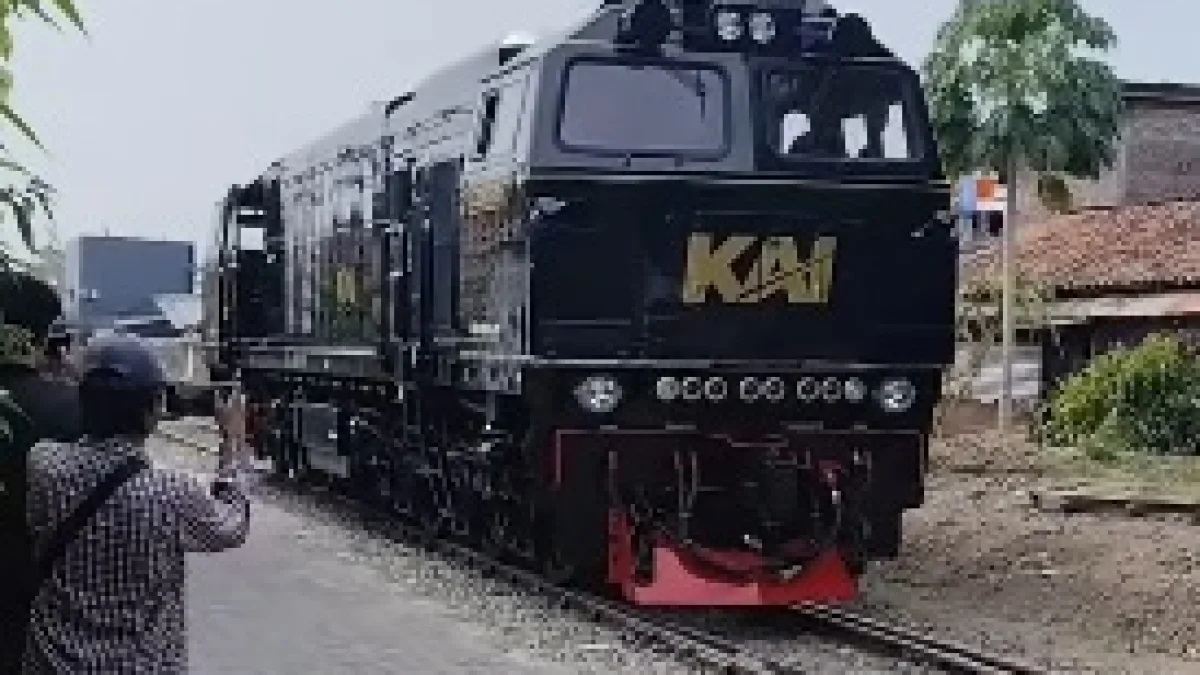 KA Lodaya Malam Ini Tampil Beda, Ditarik Lokomotif Livery Nusantara Explorer di Manahan Solo